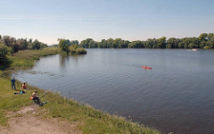 Kanu und Sportboot auf der Süderelbe - Angler am Ufer der Elbe - Naturschutzgebiet Hamburg Neuland.