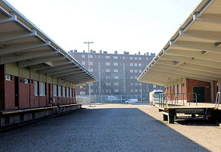 Laderampen der Zollstation Hamburg Veddel - Zollgrenze zum Hamburger Freihafen; Zollkontrolle - im Hintegrund Wohnblocks des Hamburger Stadtteils Veddel.