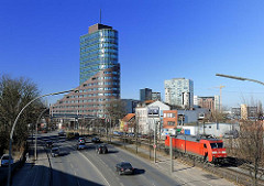 Channel-Tower in HH-Harburg; Strassenverkehr - Güterlokomotive auf den Bahngleisen; Bürogebäude am Schellerdamm.