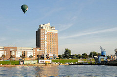 Billehafen in Hamburg Rothenburgsort - Hochhhaus, Hotel HolidyInn an der Norderelbe - Heissluftballon am blauen Himmel.