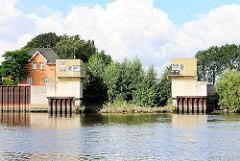 Ehem. Einfahrt zur Müggenburger Kanal Schleuse in Hamburg Veddel - Blick von der Norderelbe; lks. das ehem. Schleusenwärtergebäude.