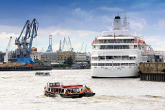 Kreuzfahrtschiff SILVER CLOUD am Kreuzfahrtterminal Hafencity Hamburg - Barkassen auf Hafenrundfahrt - im Hintergrund Hafenkräne an der Norderelbe.