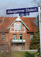 Strassenschild Altengammer Elbdeich, Wohnhaus Klinker