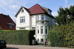 Weisse Villa in der Stuebeheide - Wohnhäuser in Hamburger Vororten.