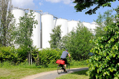 Radweg am Veringkanal - hohe Silos am Kanalufer; Industriearchitektur.