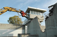 Niederreissen der Mauer an der Justizvollzugsanstalt Hamburg Neuengamm - Abriss der Überwachungsanlage / Wachturm.  Die JVA befand sich auf dem Gelände des ehem. KZ Neuengamme.