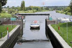 Ein Fahrgastschiff fährt in die geöffnete Krapphofschleuse ein.