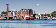 Blick über die Billwerder Bucht nach Hamburg Rothenburgsort - historisches Speichergebäude und Wasserspiel / Wasserturm - historische Industriearchitektur in der Hansestadt Hamburg.