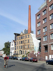 Historische und moderne Gebäude in Hamburg Altona - Grosse Elbstrasse, Fabrikschornstein +  - ehem. Maschinenfabrik Groth & Degenhardt, erbaut 1880.