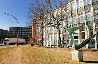 Zollgebäude - Zollverwaltung - Verwaltungsgebäude des Zollamts Hamburg Veddel - Bronzeskulptur Möwen - Bildhauer Robert Müller Warnke, 1915 - 1990. Im Hintergrund Wohnhäuser der Veddel.