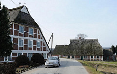 historische Fachwerkhäuser Reetdachhäuser an einer Strasse in Kirchwerder.