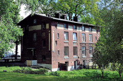 Altes Wohngebäude - mehrstöckiges Ziegelgebäude im Hafengebiet von  Hamburg Wilhelmsburg.