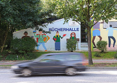 Bücherhalle mit Wandmalerei - lesende Kinder, Schulkinder mit Buch - Hamburg Farmsen Berne.