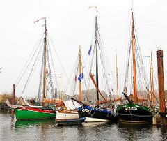 Historische Schiffe im Finkenwerder Hafen - Bilder aus der Hafenstadt Hamburg.