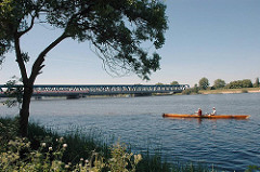 Eisenbahnbrücke über die Elbe - Ruderboot auf der Süderelbe - Elbufer vor Hamburg Neuland.