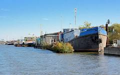 Arbeitsschiffe im Hamburger Spreehafen am Berliner Ufer.