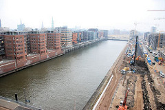 Blick auf den Sandtorhafen vom Kaispeicher - am Kaiserkai stehen Baukräne - Wohngebäude und Geschäftshäuser entstehen in der Hafencity. (2007)