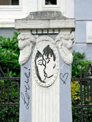 Zaun / Steinsäule mit Widderkopf - Graffiti, Herz / Liebe - küssendes Paar.
