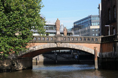 Hamburgfotos aus der Altstadt - Trostbrücke über das Nikolaifleet - Skulpturen St. Ansgar + Graf Adolf.