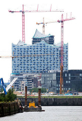 Blick über den Hamburger Baakenhafen zum Magdeburger Hafen - Baustelle der Elbphilharmonie.