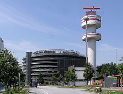 Radaranlage, Radarturm Hamburger Flughafen - Parkhaus auf dem Flughafengelände.