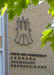 Hamburg Wappen und Beschriftung auf der Hausfassade - Freie und Hansestadt Hamburg  Bezirksamt Hamburg-Nord.