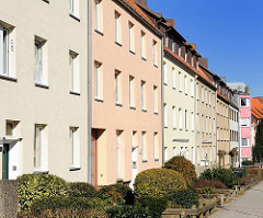 Nachkriegs-Wohnblocks in HH-Harburg, farbige Fassade.