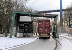 Ehemalige Grenzstation des Hamburger Freihafens in Hamburg Neuhof / Waltershof - es findet keine Zollkontrolle mehr statt - ein LKW mit Container passiert die ehem. Zollstation.