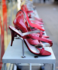 Schuhverkauf auf der Reeperbahn - rote Pumps stehen auf der Auslage an der Strasse. Fotos aus den Hamburger STadtteilen.