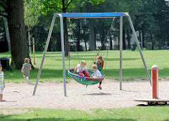 Kinderspielplatz im Volkspark an der grossen Wiese in Hamburg Bahrenfeld - Gerüst mit Schaukel.