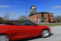 Rotes Cabriolet auf der Elbstrasse - Windmühle.