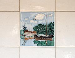 Dekorkachel im Treppenhaus - Wohnanlage Leverkusenstieg Bessemerweg, HH-Bahrenfeld, Stadtteilbilder.
