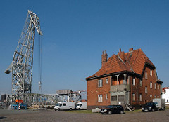 Hafengebäude Kleiner Grasbrook - Schwimmkran der HHLA im Hansahafen am Bremer Kai. Industriearchitektur im Hamburger Hafen.