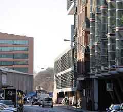 Moderne Hamburger Architektur - Hafenrandbebauung in Altona, Strassenverkehr.