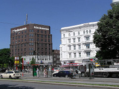 Hamburg St. Georg - Blick über die Adenauerallee zum Steindamm - Historisches weisses Gebäude Hotel Graf Moltke und Klinkerkubus Klockmannhaus (2008) ; errichtet 1925 - Architekten Klophaus, Schoch zu Putlitz / steht unter Denkmalschutz.