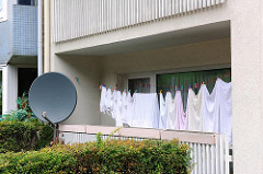 Grosse Wäsche auf dem Balkon - Neben einer Satellitenschüssel hängt die Wäschen zum Trockenen auf der Leine an der Stader Strasse.