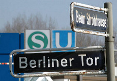 Strassenschild Berliner Tor / Beim Strohhause, S-Bahn + U-Bahn Haltestelle in HH-St. Georg.