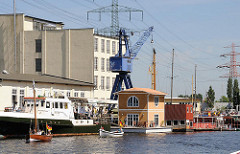 Hausboot im Harburger Binnenhafen - Lotsekanal - historischer Kran
