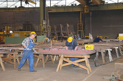 Arbeiter in der Montagehalle - Sietas Werft Hamburg Neuenfelde.