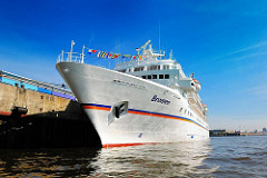 Schiffsbug des Passagierschiffs Bremen - das Kreuzfahrtschiff liegt am Terminal in der Hamburger Hafencity.