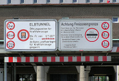 Hinweisschild Achtung Freizonengrenze am Alten Elbtunnel im Hamburger Freihafen - Zoll Douane.