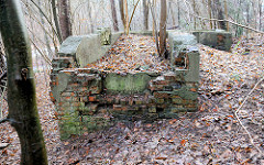 Fundamente der Kohlewäscherei vom Bergwerk Hausbruch / Bergwerk Robertshall  in den Harburger Bergen - Förderung von Braunkohle für die Harburger Phoenix-Werke von  1919 - 1922.