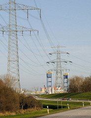 Hochspannungsleitungen mit Masten, Überlandleitungen in Moorburg - Kattwykbrücke.