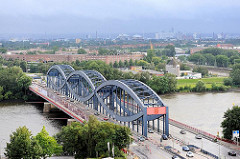 Blick auf die Norderelbbrücken - Strassenbrücke über die Elbe bei Hamburg Veddel. Im Hintergrund die typische Veddeler Architektur der 1920er Jahre - Klinkerwohnblocks.