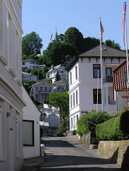 Strasse mit Wohnhäusern im Elbvorort Hamburg Blankenese.