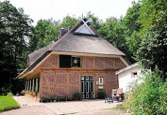 Neuaufgebautes historsches Wohnhaus im alten Dorfkern von Hamburg Eissendorf; Reetgedecktes Fachwerkhaus.