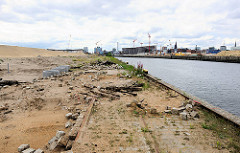 Abriss der Kaianlage und Eisenbahnschienen am Petersenkai / Baakenhafen in der Hamburger Hafencity.