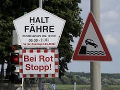 Hinweisschilder am Anleger der Zollenspieker Fährhaus.