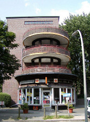 Wohnen in Hamburg Dulsberg - Wohnblocks mit Laubengängen Geschäfte.