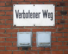 Schild "Verbotener Weg" an einem Lagergebäude an der Versmannstrasse beim Baakenhafen. 2006